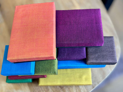diverse stoffen giftboxes in heldere kleuren, herbruikbare cadeauverpakkingen