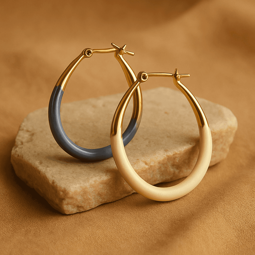 Gouden en blauw emaille oorbellen op houten achtergrond