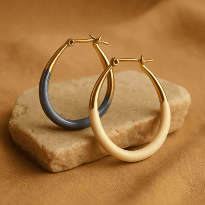 Gouden en blauw emaille oorbellen op houten achtergrond