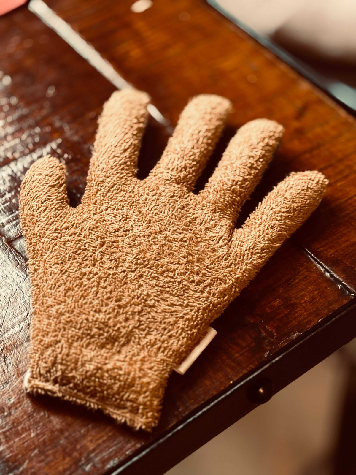 Gebruikte ovenhandschoen met cartoon print en beige kleur, warmte en zelfzorg