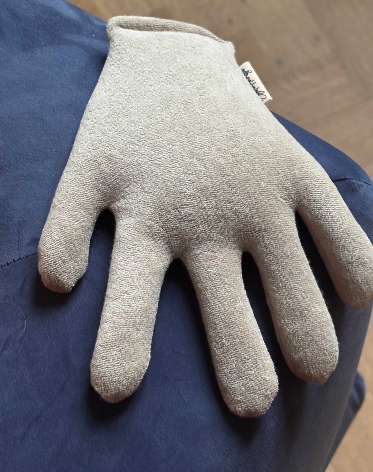 Zachtgeurend warmtekussen in vorm van een hand