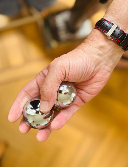 Zilveren massageballen voor ontspanning en mindfulness