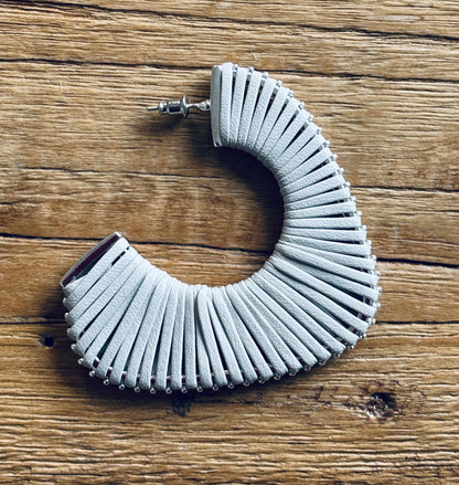 Witte leren oorbellen, statement sieraden, uniek ontwerp, lichtgewicht, accessoires