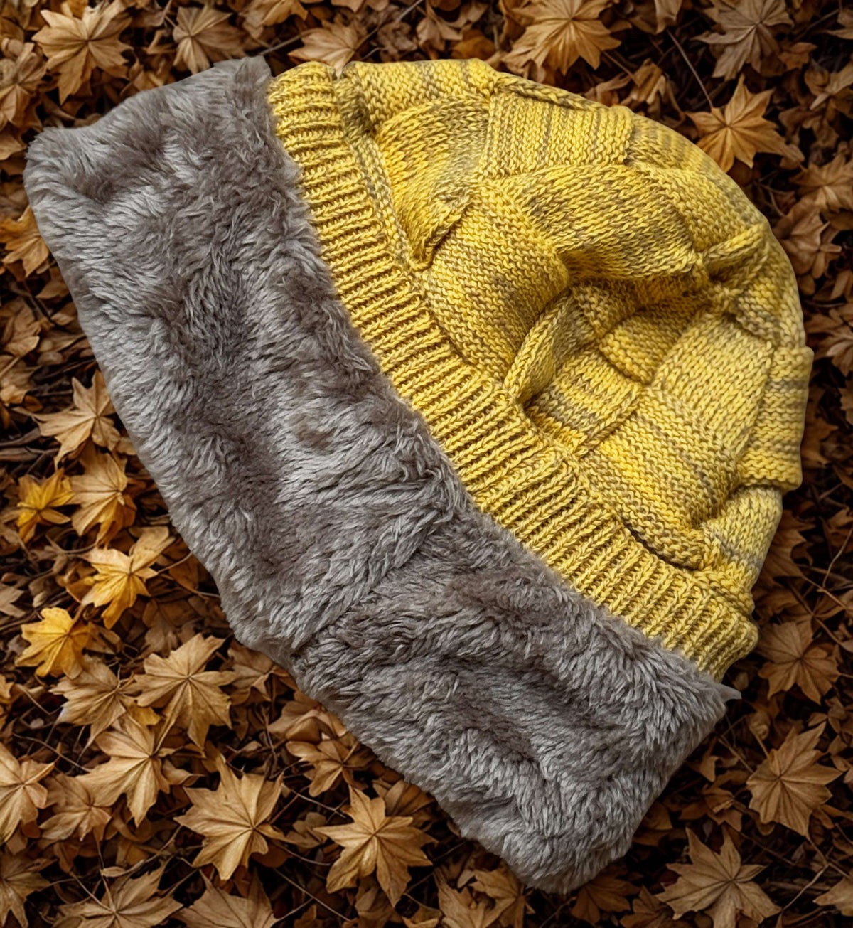 Trendy wollen beanie met gebreide patroon en fleece rand