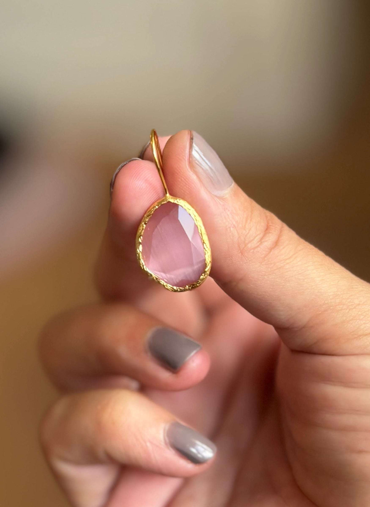 Roze cateye oorbellen met gouden rand, handgemaakt, stijlvol