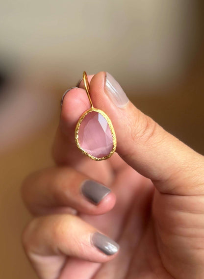 Roze cateye oorbellen met gouden rand, handgemaakt, stijlvol