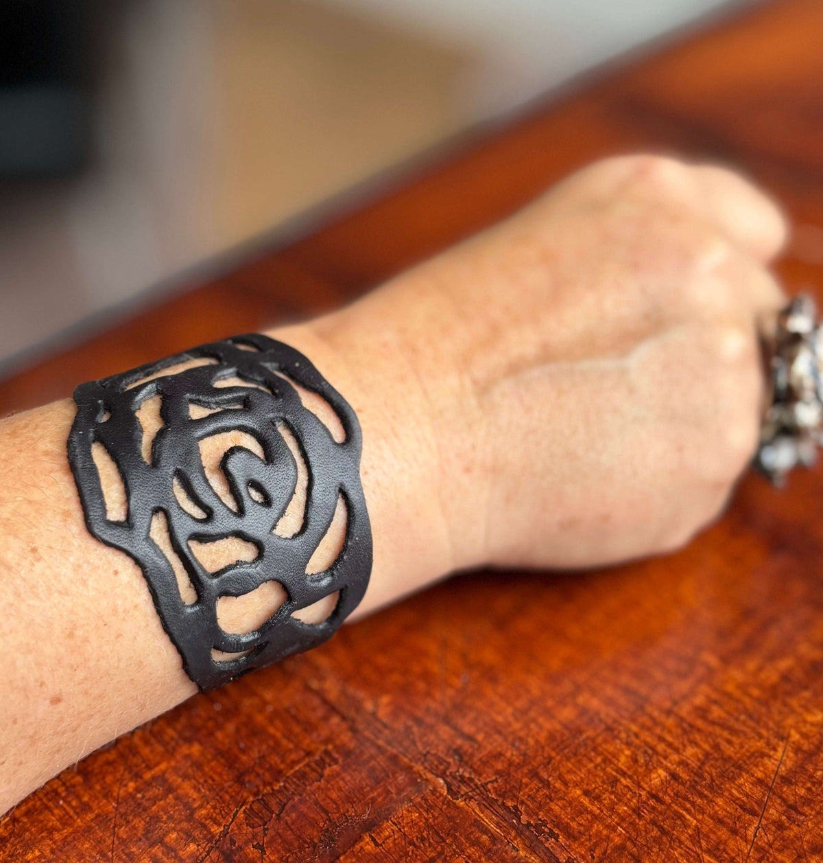 Stijlvolle zwarte leren armband met roosvormig ontwerp en verstelbare sluiting