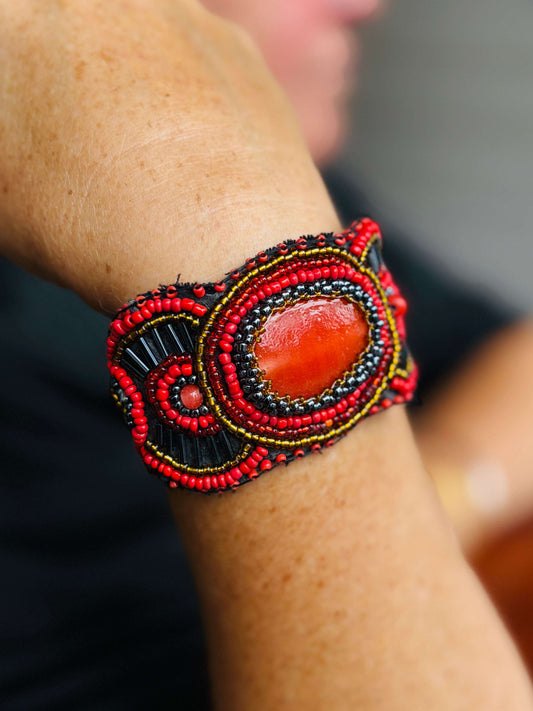Kleurrijke handgemaakte kralenarmband met grote oranje steen