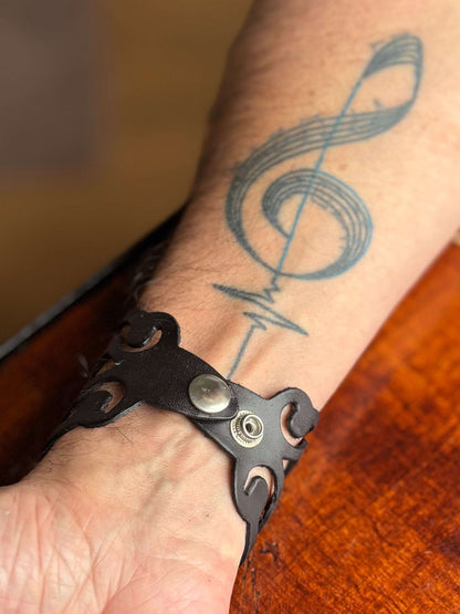 Unieke rode leren armband met bloemachtig patroon en verstelbare sluiting