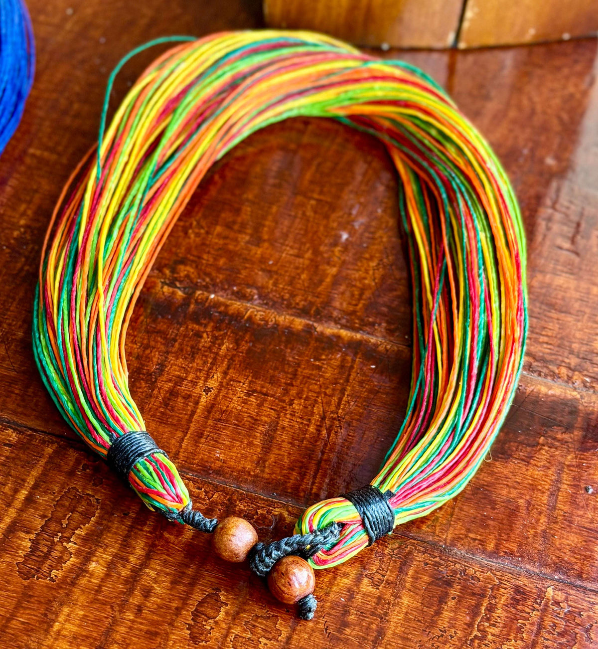 Multistrand bohemien halsketting van gekleurde draden met houten kralen, handgemaakt
