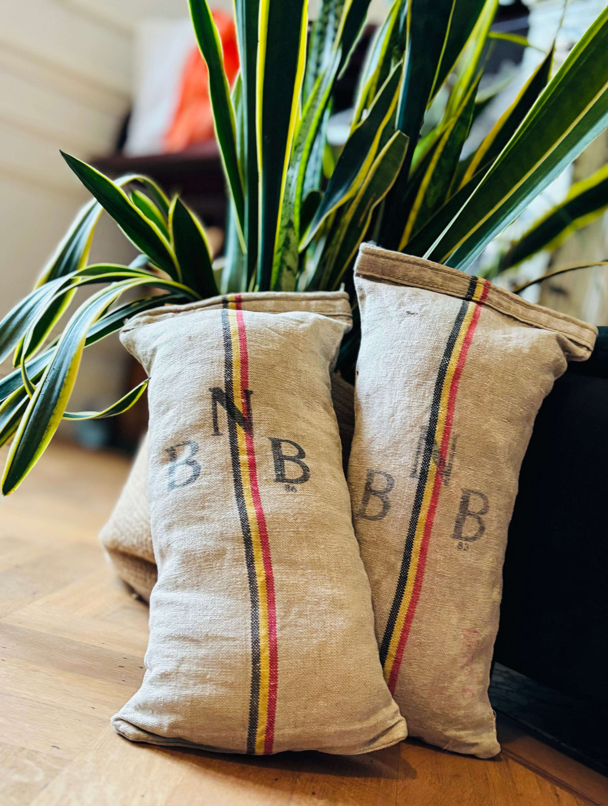 Handgemaakte kussenset BNB met erfgoedmotief in interieurdecoratie