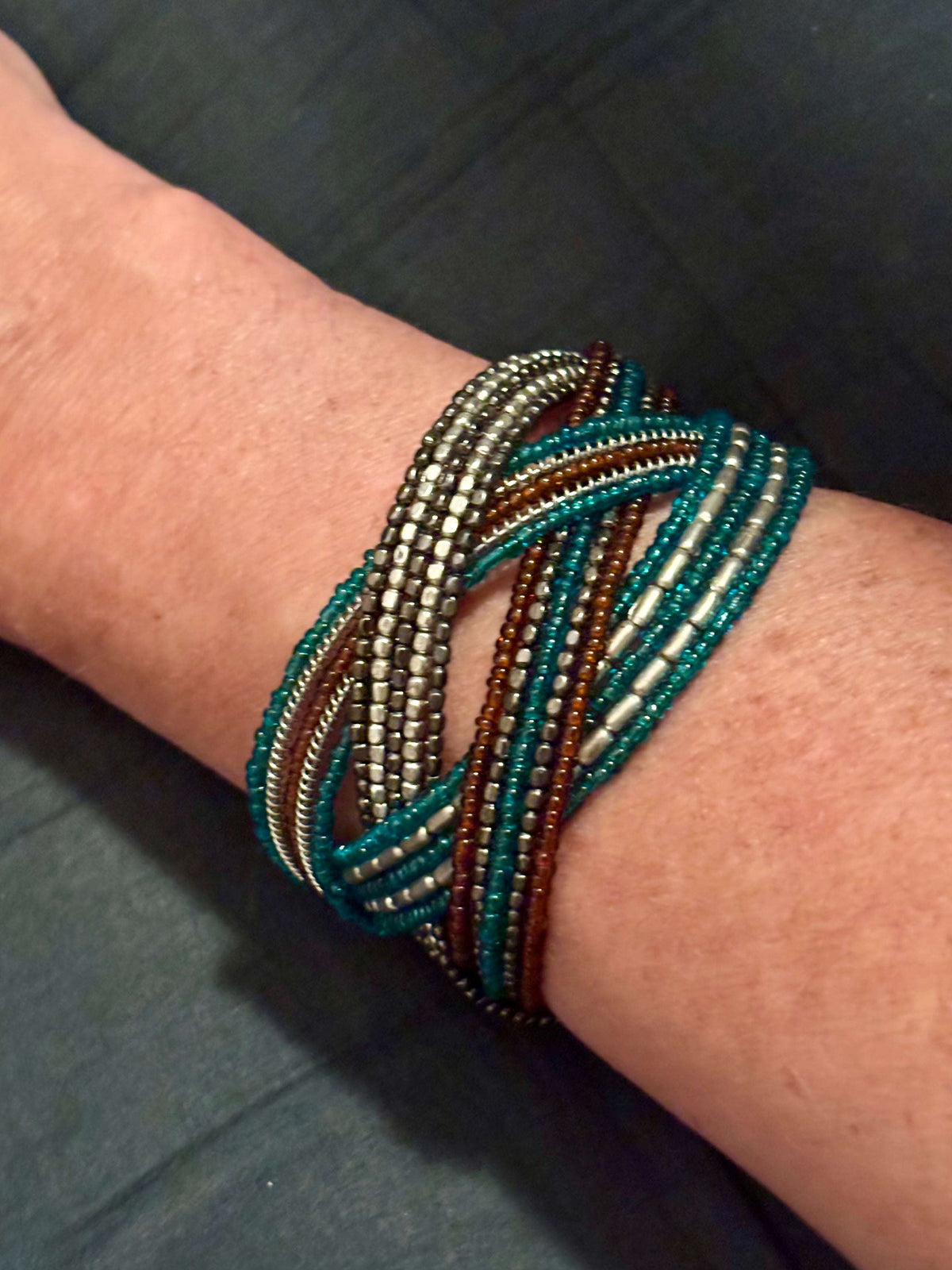 Unieke handgemaakte kralenarmbanden in turquoise, koper en zilver, verbonden voor een spiritueel en bohemien sieraad