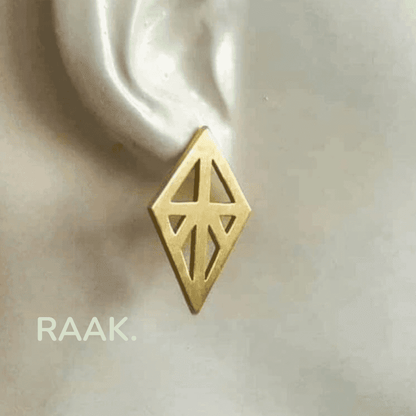 gouden geometrische oorbel PRISMA, minimalistisch design, RAAK.Oorring