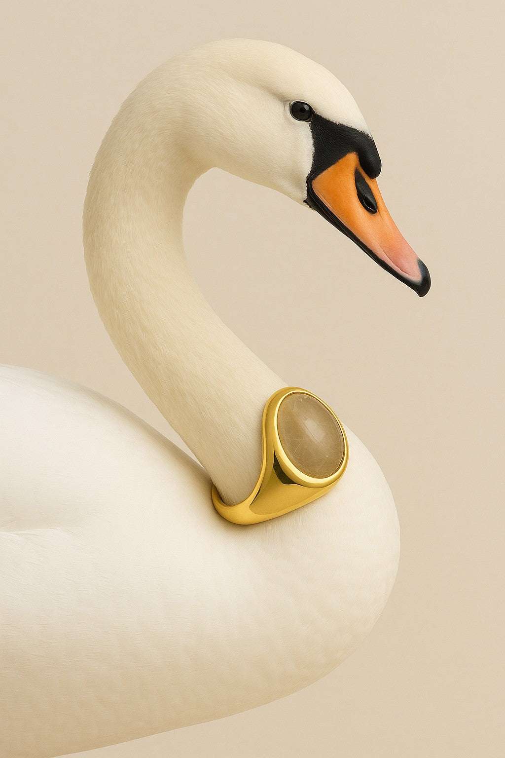 Model draagt vergulde messing armband met goudgerutileerde kwarts, elegant en tijdloos