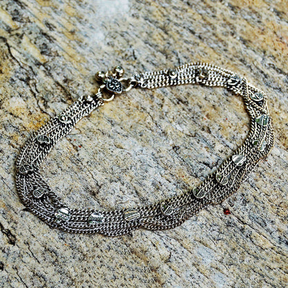 detail zilveren enkelband