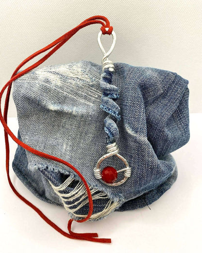 detail van unieke sieraden met rode steen en zilveren details, spirituele accessoires