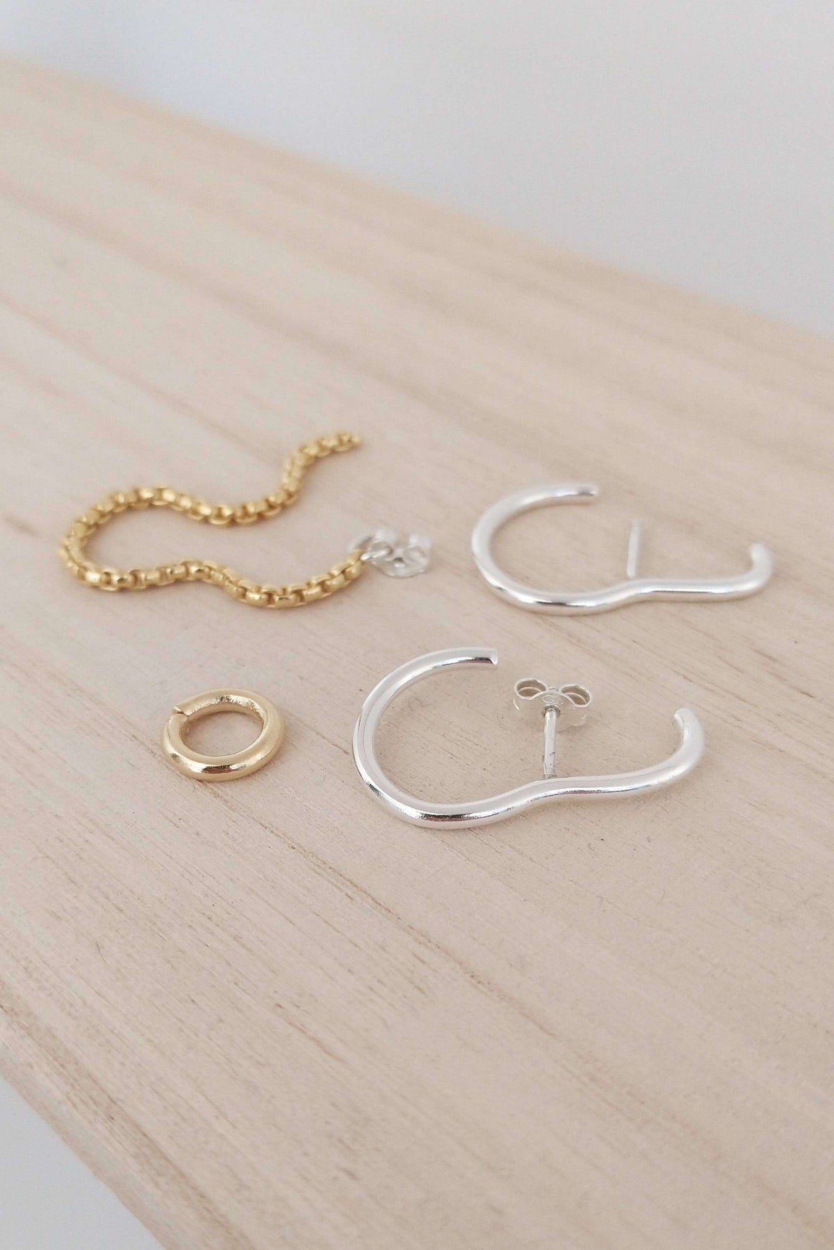 Stoere set van zilveren en gouden oorbellen met ketting en ring, minimalistische sieraden