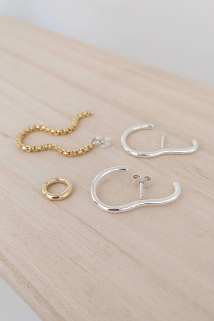 Stoere set van zilveren en gouden oorbellen met ketting en ring, minimalistische sieraden