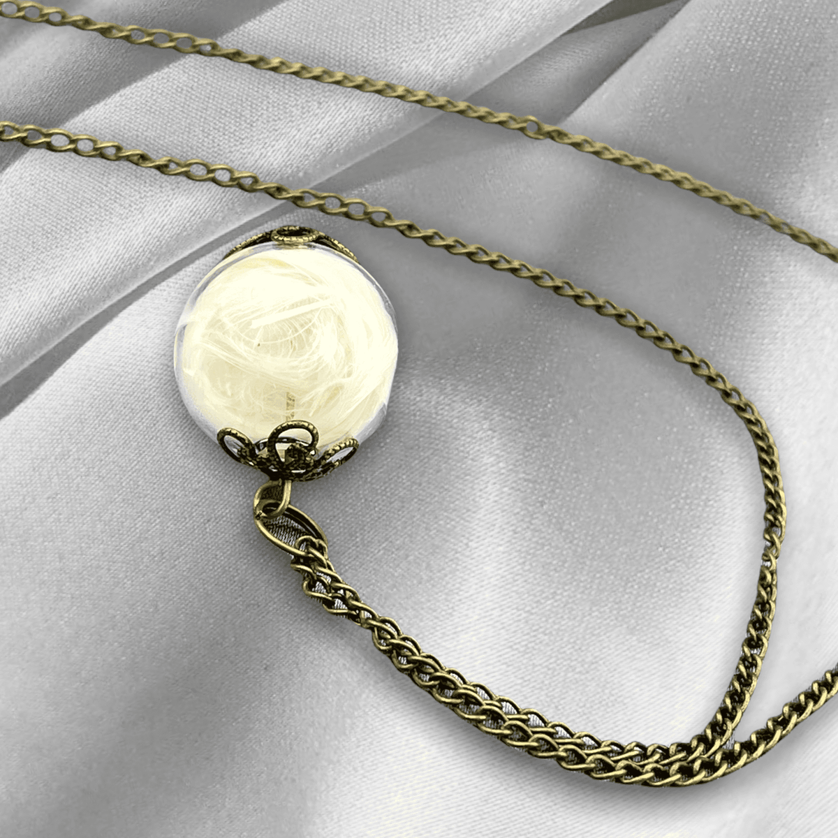 Vintage bronzen halsketting met parel, tijdloos en uniek ontwerp, sieraden voor elke gelegenheid