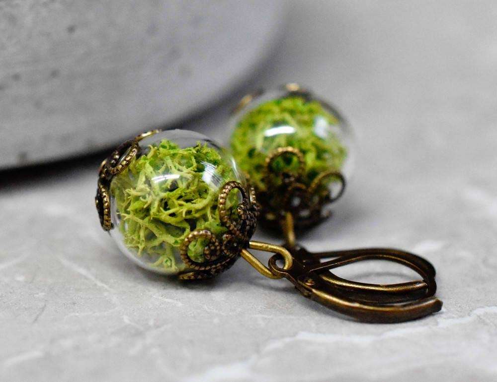 Unieke oorbellen met groene mos in glazen bol, vintage stijl