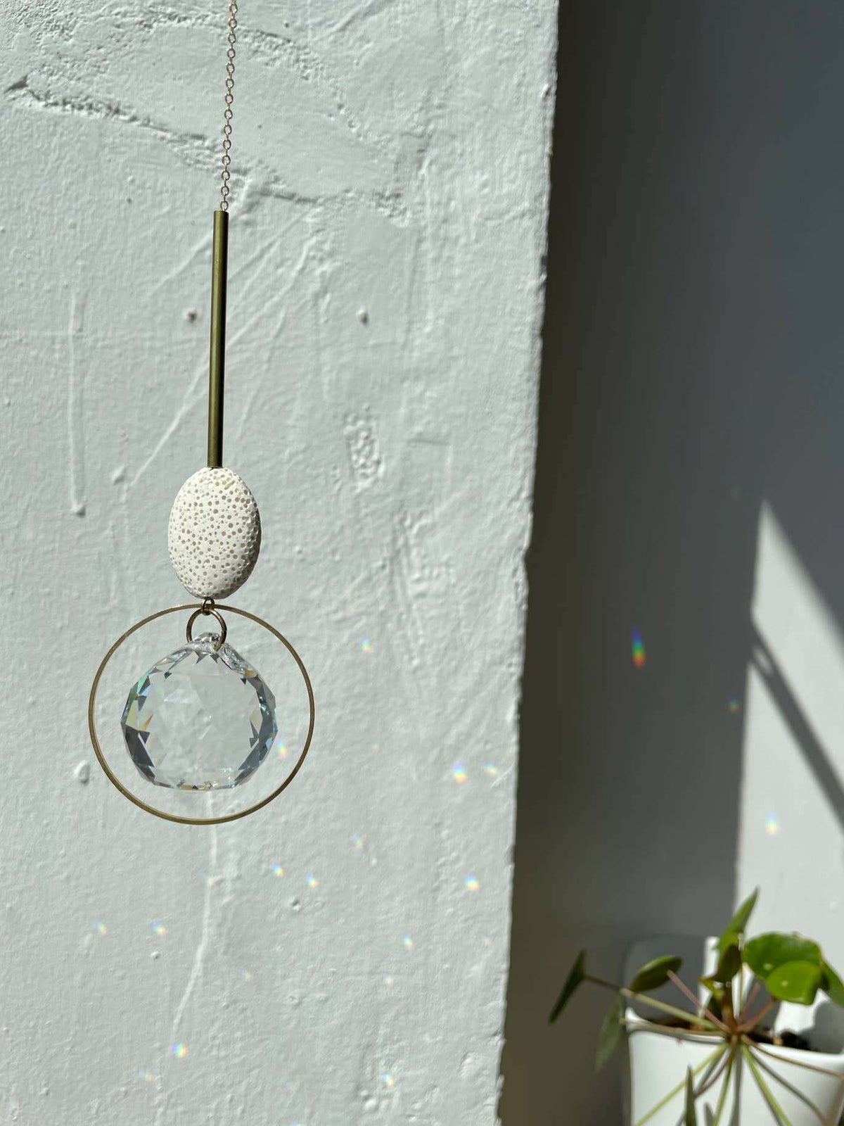 Witte keramische zonnevanger met kristallen bol, sfeermaker voor interieur wit