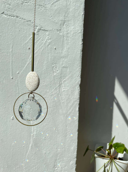Witte keramische zonnevanger met kristallen bol, sfeermaker voor interieur wit