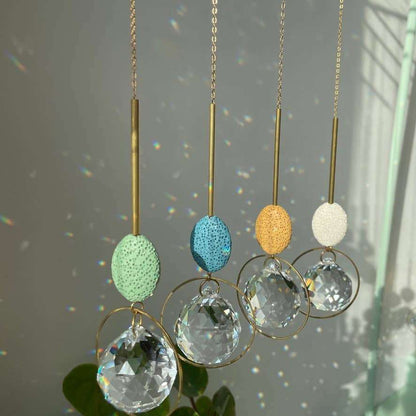 Kleurrijke handgemaakte zonnevanger met kristallen bol en koperen ketting, decoratie voor raam