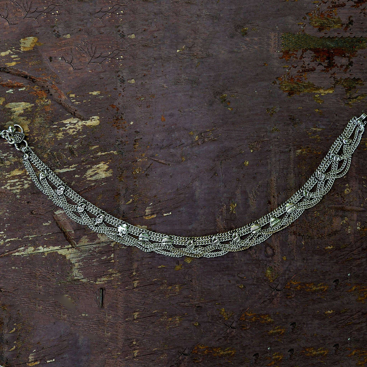 Zilveren statement ketting, meerdere lagen, artisanale sieraden, boho stijl, krachtobject