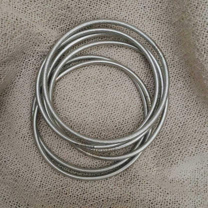 zilveren bangles, handgemaakt, minimalistisch, sieraden, accessoires, uniek design