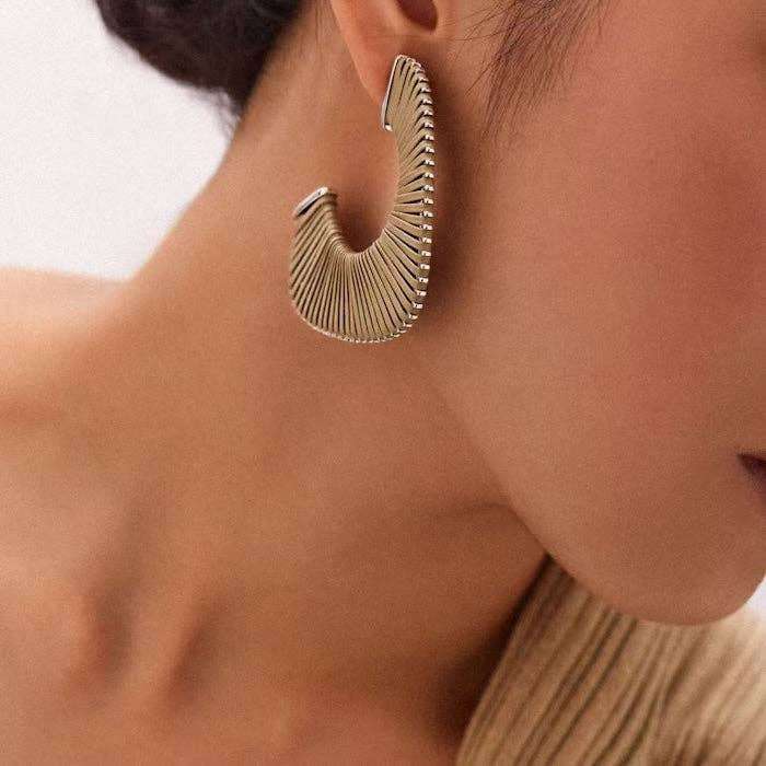Minimalistische zilveren oorbellen CIRKLA van RAAK.Oorring