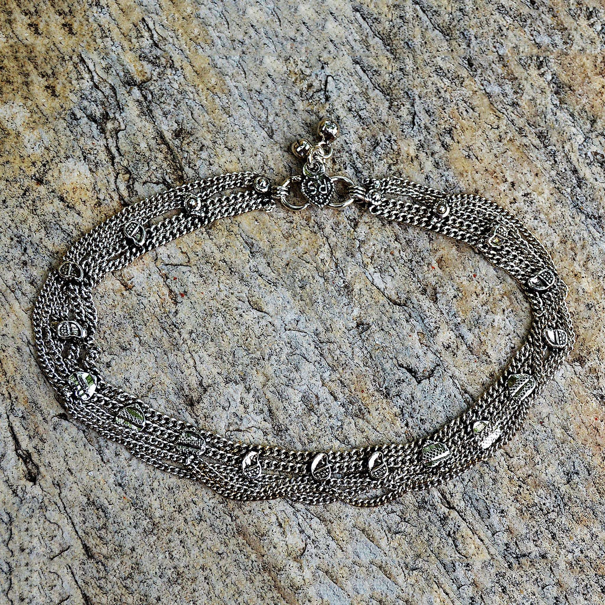 Zilveren ketting met symbolische details, artisanale sieraden, krachtobject, uniek design