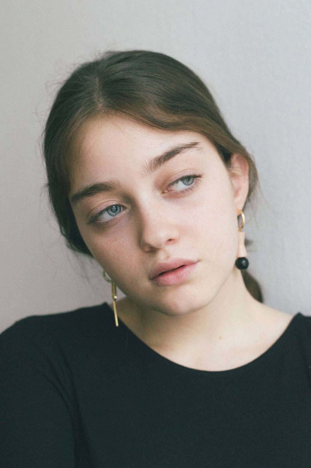Set van handgemaakte sieraden met asymmetrische oorbellen en bijpassende accessoires