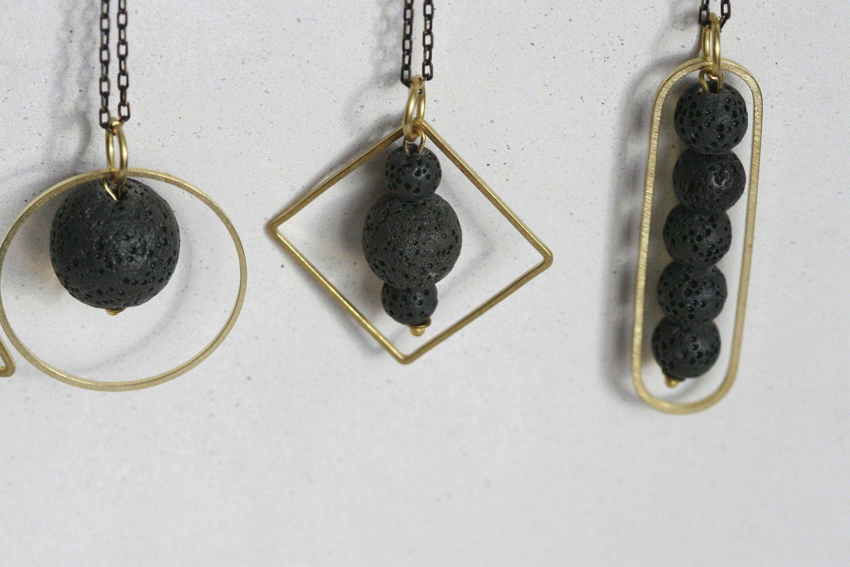 LAVA.ELEMENTEN diffuser ketting met lavasteen en gouden geometrisch frame